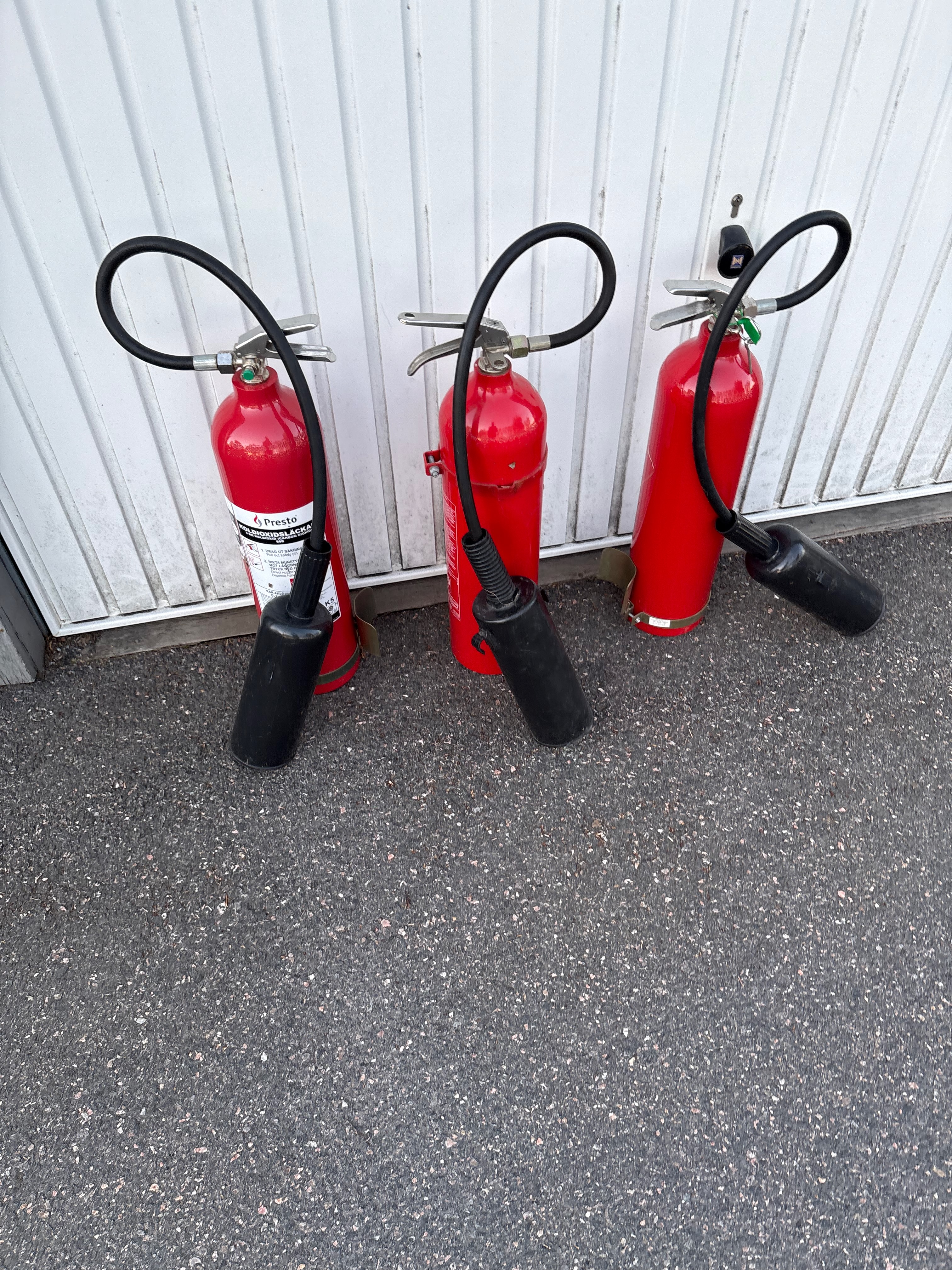 A fellow scout leader kindly donated a few used fire extinguishers — more than enough aluminium for this project once melted down.